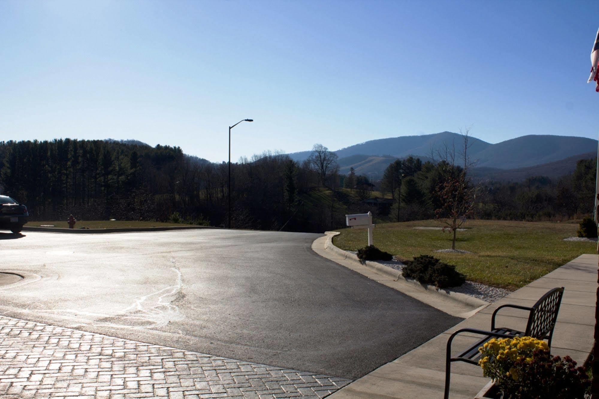 Holiday Inn Express West Jefferson By Ihg Bagian luar foto